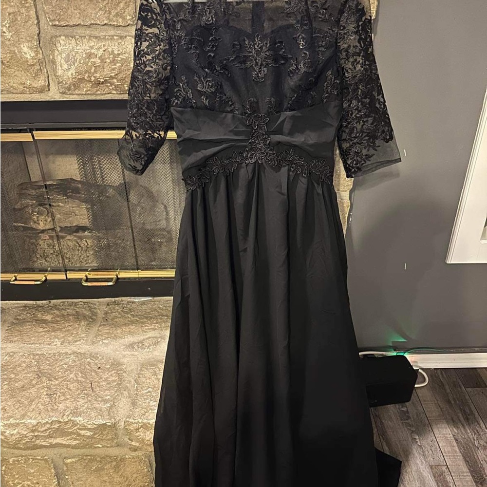 NEW - Elegant floor length dress with lace detail on top and arms